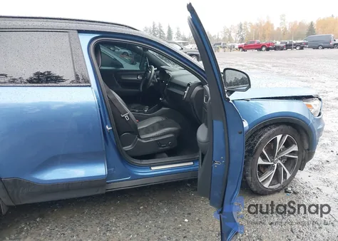 2021 Volvo Xc40 T5 R-Design z USA, uszkodzony, nr VIN YV4162UMXM2492877